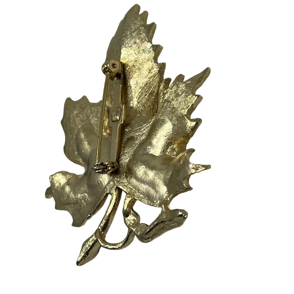 Vintage Maple Leaf Brooch‎ Gold Tone Textured Engraved Veins Pin